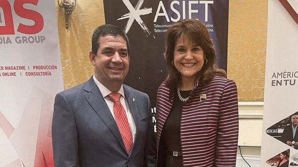 Velázquez recibió premio y se reunió con senadora de EEUU