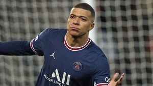 PSG golea, City tropieza en Leipzig