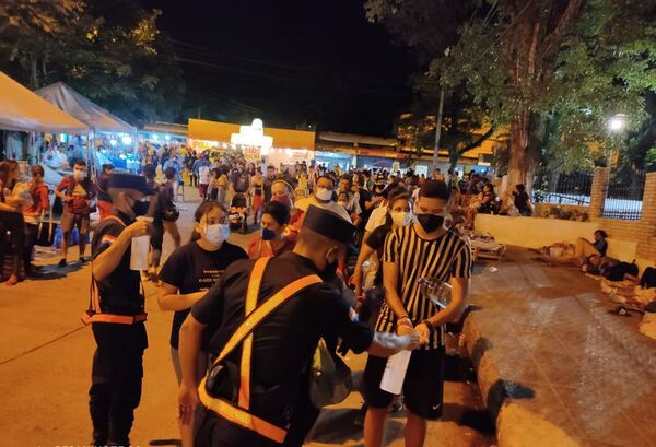 Muchos peregrinantes no pueden ingresar a la explanada y se generan aglomeraciones - Nacionales - ABC Color