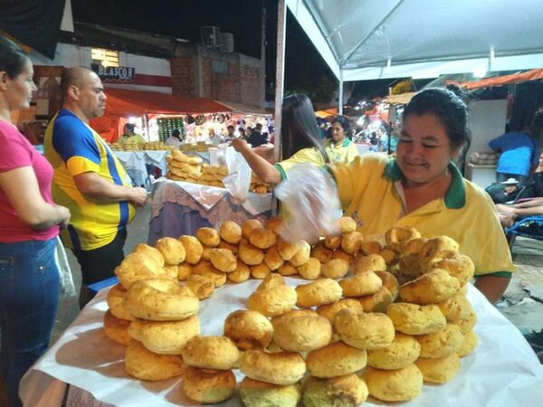 En “manada” promeseros buscan desayunar la tradicional chipa caacupeña con el cocido - Nacionales - ABC Color