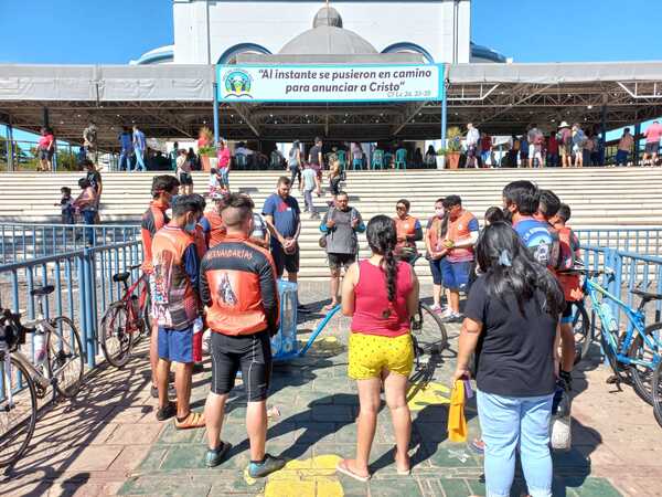 Altoparanaenses peregrinaron hasta la Villa Serrana para cumplir su promesa - La Clave