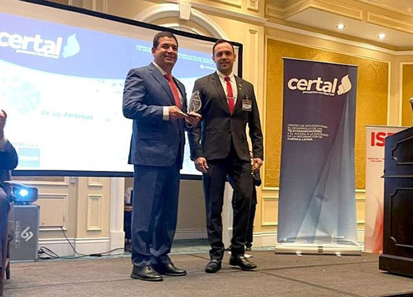 Velázquez recibe distinción en EE.UU. por defensa de la libertad de expresión y de prensa | DIARIO PRIMERA PLANA