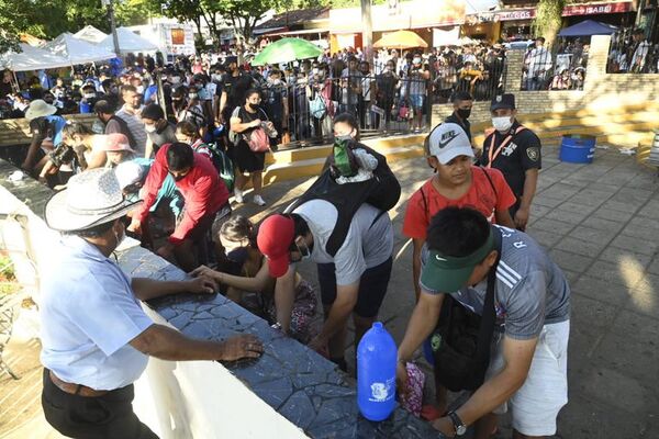 Caacupé: promeseros forman larga fila para llevar el agua bendita en modo COVID - Nacionales - ABC Color