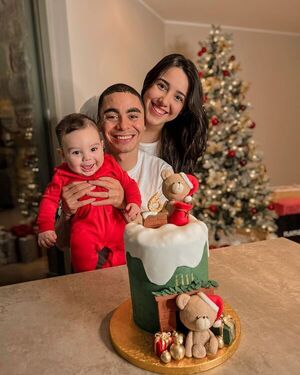 Miguel Almirón celebró los seis meses de su hijo con una sesión de fotos navideñas - Gente - ABC Color