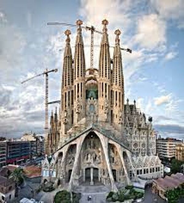 La Sagrada Familia de Barcelona inaugura la torre más alta construída en la basílica
