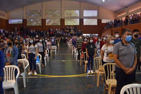 Discurso político de activista del Frente Guasú durante entrega de becas