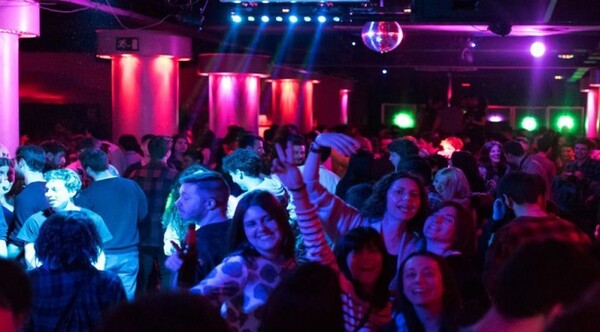 Prohíben bailar en bares y restaurantes en Francia durante cuatro semanas por covid-19