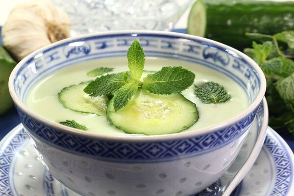 Prepare una sopa fría de yogur y pepino para combatir los días de calor - Gastronomía - ABC Color