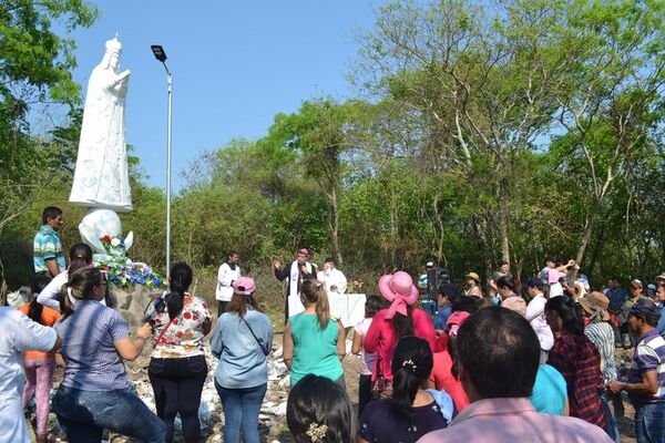 Devotos de la Virgen de Caacupé se preparan para peregrinar a la cima del cerro en Fuerte Olimpo - Noticias del Chaco - ABC Color