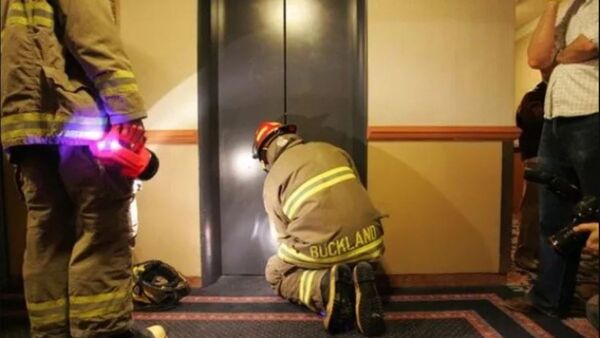 Bomberos rescataron a once personas atrapadas en un ascensor