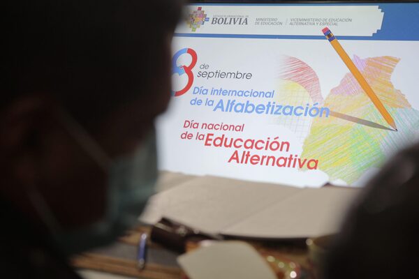 Bolivia cierra año escolar sin clases en las aulas - .::Agencia IP::.