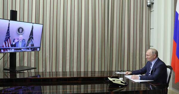 La Nación / Si Rusia ataca Ucrania, Biden promete una “fuerte” respuesta