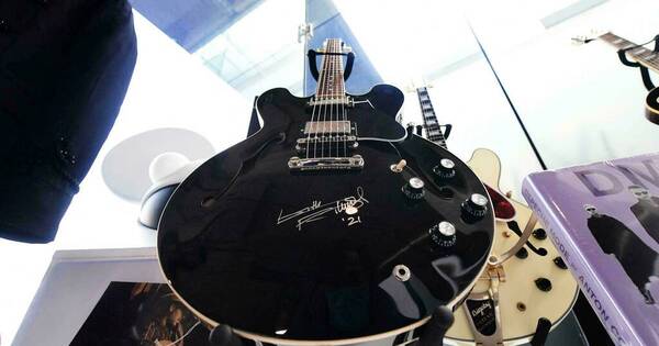 La Nación / Subasta: ¿La guitarra de Rolling Stones o el bajo de Beatles?