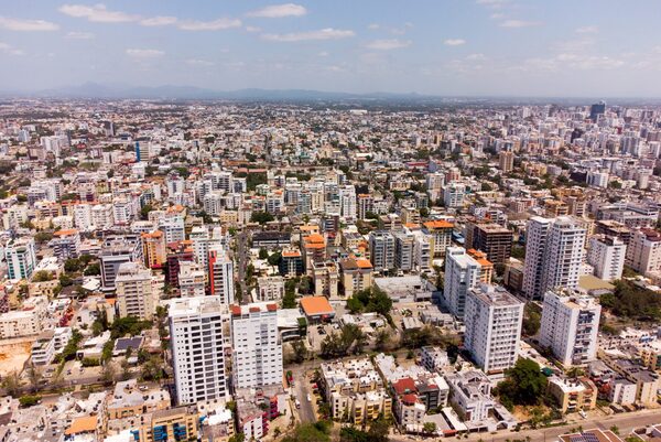 Fitch mejora a "perspectiva estable" a República Dominicana con nota BB- MarketData