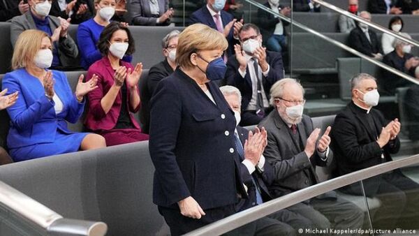 Larga ovación a Angela Merkel en el Parlamento alemán