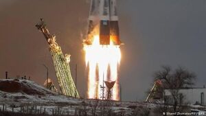 Rusia vuelve al turismo espacial lanzando a un multimillonario japonés a la EEI