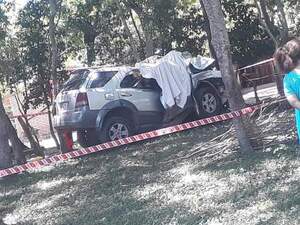 Grave accidente: tres fallecidos tras choque de vehículo contra un árbol