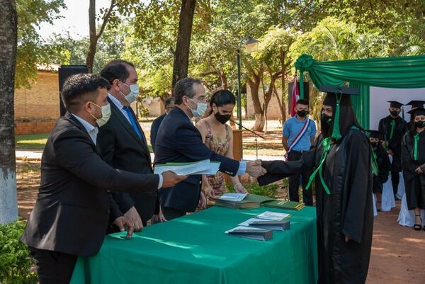 Egresados de Escuela Agrícola recibieron crédito para planes de negocios