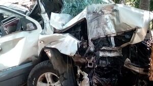 Choque de camioneta contra un árbol deja tres fallecidos en Sapucái