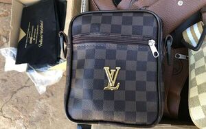 Incautan accesorios de marcas de lujo falsificadas por valor de G. 300 millones