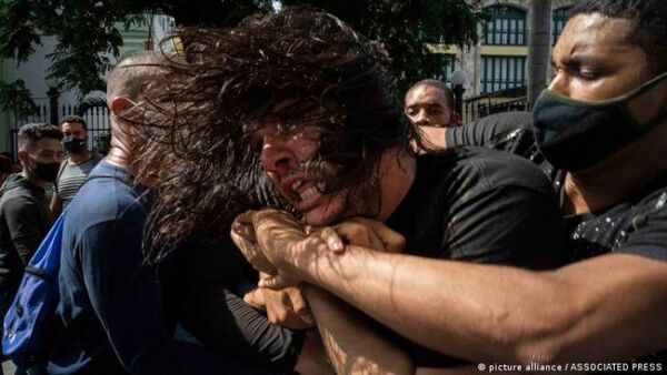Artistas del mundo exigen detener la represión en Cuba