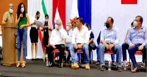 La Nación / Estudiantes escrachan a Nicanor por politización de becas universitarias