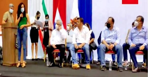 La Nación / Estudiantes escrachan a Nicanor por politización de becas universitarias