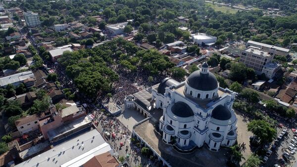 Fieles renuevan   fe  y son bendecidos por la Virgen desde el cielo guaraní