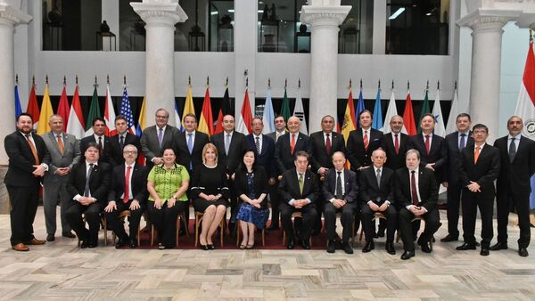 Ex canciller supera edad para jubilarse y volver del exterior