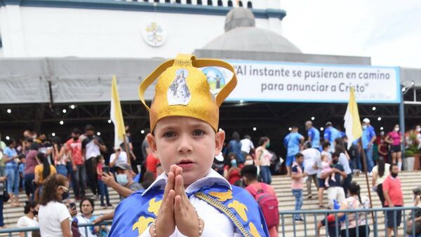 Vestido como la Virgencita llegó hasta la Villa Serrana