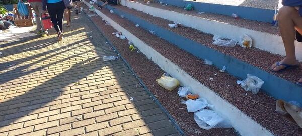 Mucha basura: Promeseros también dejaron sus “recuerditos” por doquier - Nacionales - ABC Color