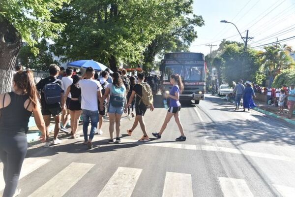 Retorno: Pasajeros colgados y 12 positivos al alcotest