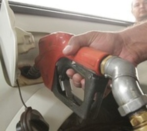Dos empresas inician hoy reducción de precio del combustible - Paraguay.com
