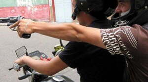 Delincuentes hieren a balazos a una mujer para robarle la moto - Noticiero Paraguay