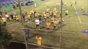 Miguel Samudio hizo frente a los hinchas durante el entrenamiento - Sportivo Luqueño - ABC Color