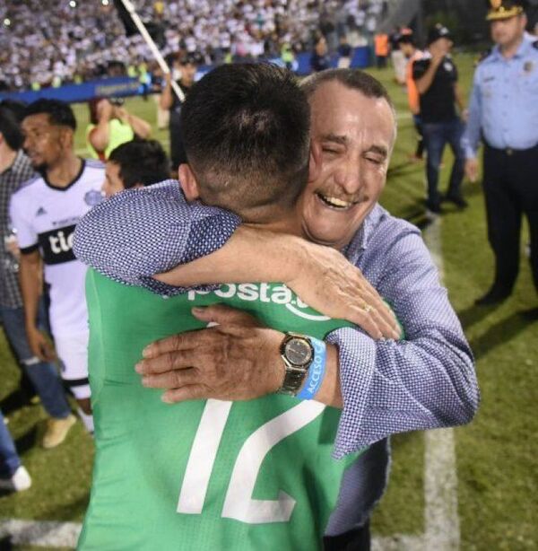 Hinchas de Olimpia piden la expulsión de Pedro Ballota
