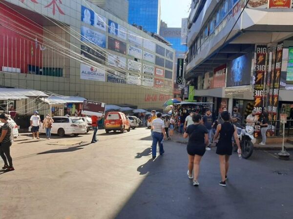 Continúa despeje de “pirañitas” en la zona comercial de CDE