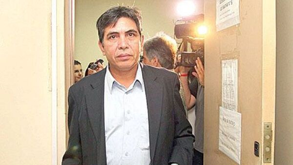 Ex contralor se entrega para cumplir su condena por corrupción