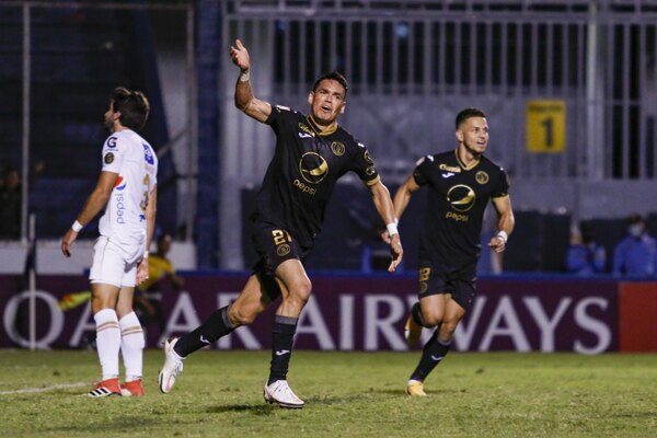 Un paraguayo anota en la final de la Concacaf League