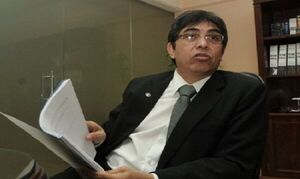 Ex contralor se entrega para cumplir su condena por corrupción en Tacumbú