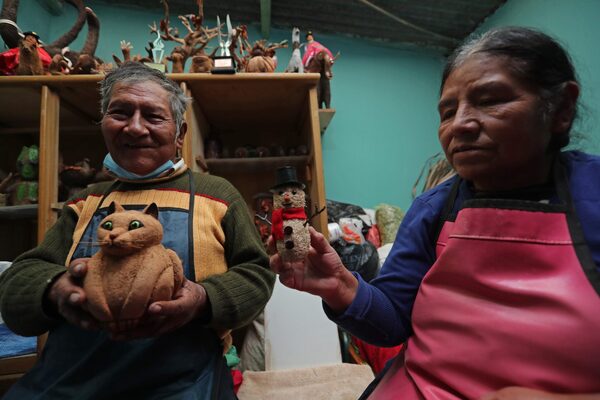 Rufino y Francisca, las manos bolivianas que transforman semillas en arte - MarketData