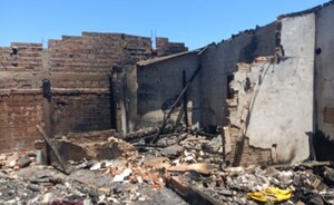 Pareja queda en la calle tras incendio de su vivienda