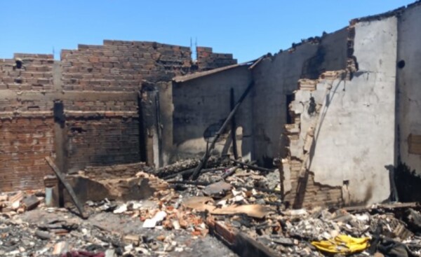 Pareja queda en la calle tras incendio de su vivienda