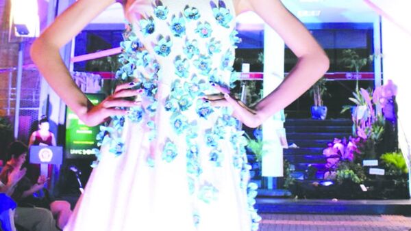 Diseñaron vestidos lechuché con reciclado