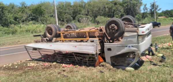 Camión que transportaba sandias volcó en Capitán Miranda