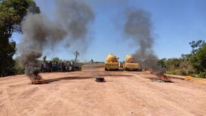 Obreros amenazan con quemar maquinarias por deudas de empresa constructora - Nacionales - ABC Color