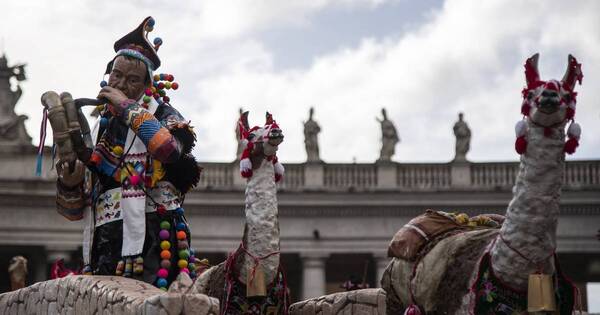 La Nación / El Vaticano se adorna con pesebre de pueblo indígena de Perú