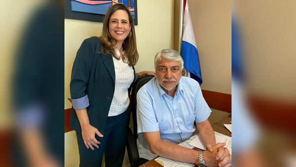 Kattya González posó con Lugo y llovieron críticas