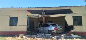 Menores querían 'pegar una vuelta' y terminaron estrellandose contra una vivienda.