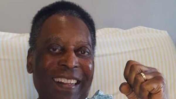 Pelé celebra última sesión de quimioterapia del año, una "pequeña victoria"